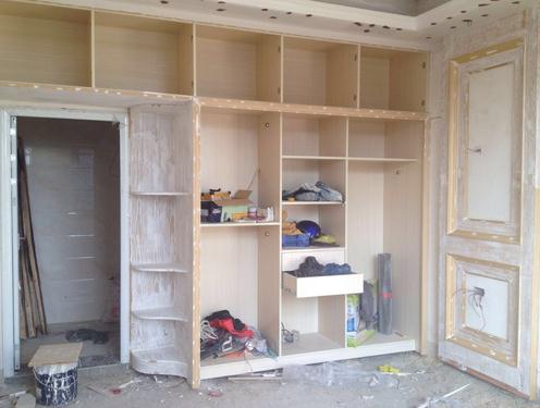 合肥裝修公司：請木工打柜子與定制衣柜哪個(gè)好？(圖1)